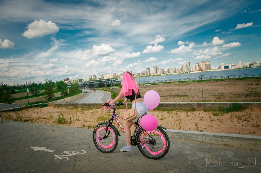 Суббота, 24 июня Велосипеды захватили Казань, поэтому представительниц прекрасного пола приглашают принять участие в велодевичнике. Женственно