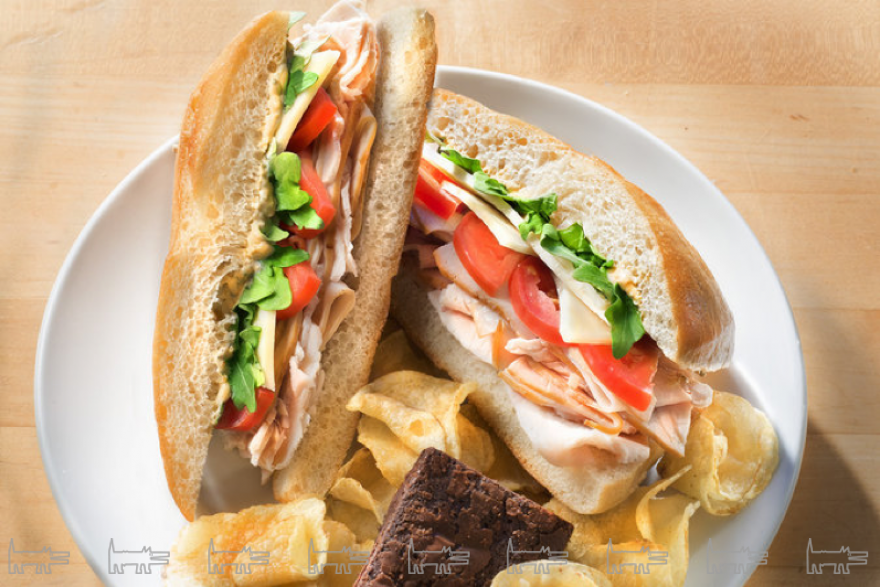 Бутерброд с холодной нарезкой, чипсы или брауни на выбор на завтрак или перекус от авиакомпании Delta