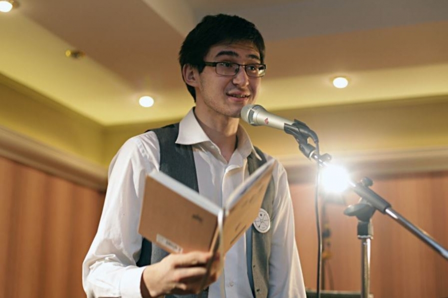 Понедельник, 26 июня В саду Союза Писателей будут звучать стихи в рамках татарского поэтического слэма. У каждого автора — одна минута на чтение