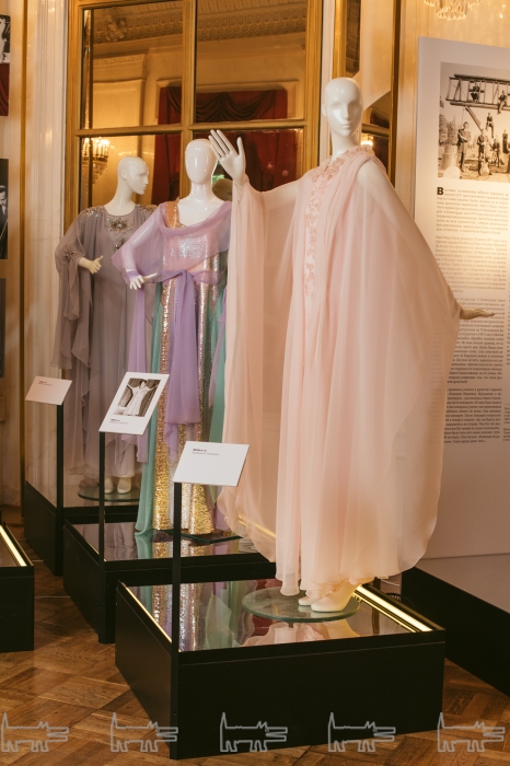 Платье Эдиты Станиславовны от Нонны Меликовой (дальнее) и Ирины Танцуриной (на переднем плане)