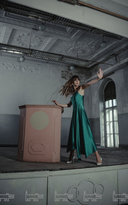 Ожерелье, серьги, и кольцо Garrard, браслет Mercury, платье Edit (все — ДЛТ), обувь Nando Мuzi (Rendez-Vous)