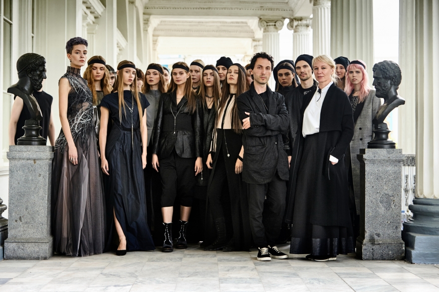 Янис Чамалиди со своими моделями перед шоу