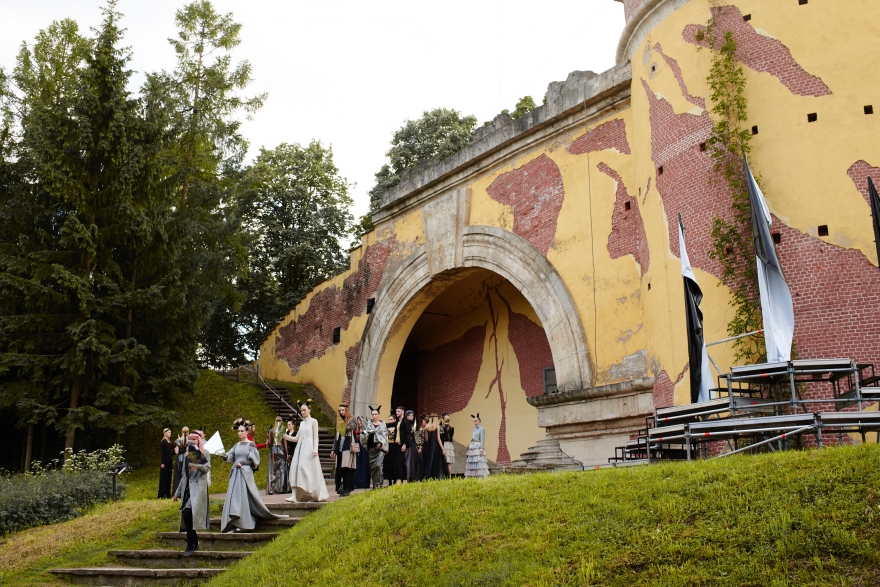 Показ Стаса Лопаткина и Яниса Чамалиди у Башни-руины