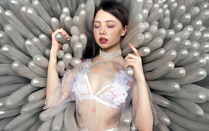 Часть проектов посвящена скандальному порнографу Тревору Брауну.