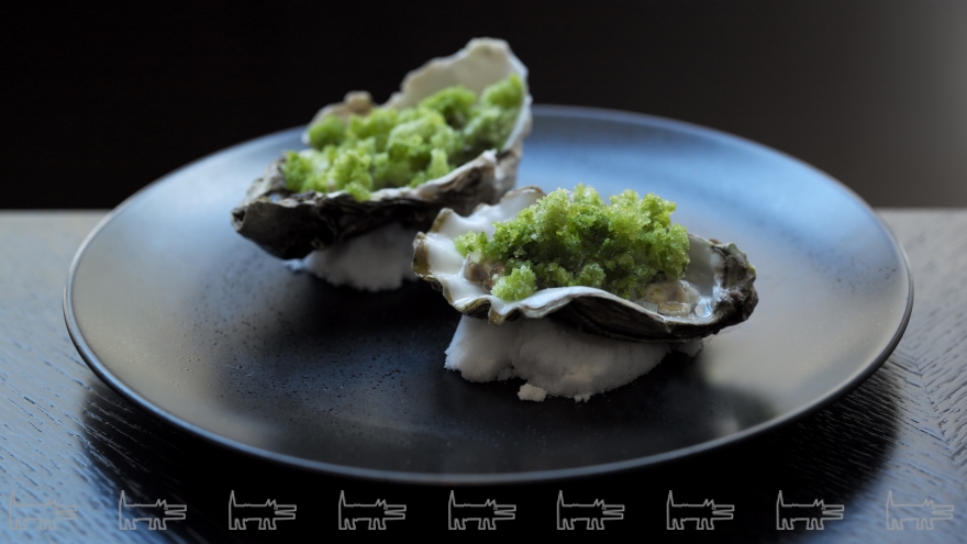 Устрица и граните из листьев чёрной смородины