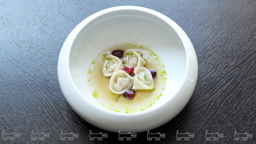 Пельмени из утки с малиной и можжевеловым маслом