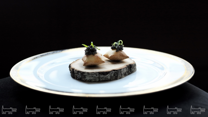 «Подушечки» со сметаной и осетровой икрой