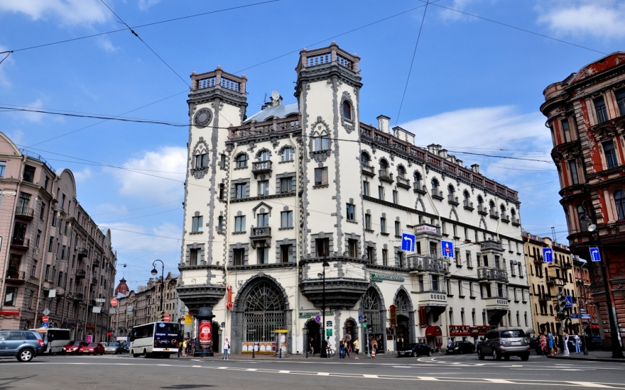 Дом с башнями на площади Льва Толстого