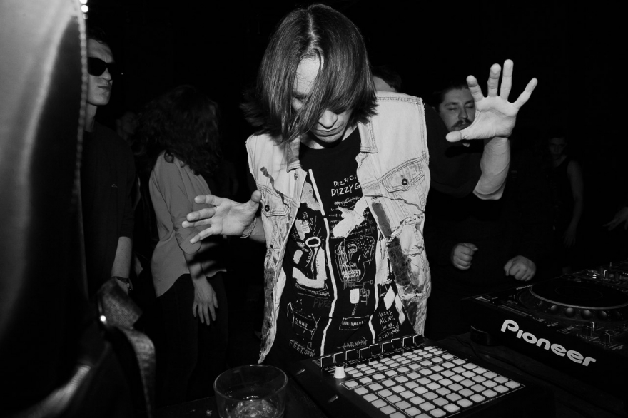 Суббота, 8 июля Завершаем вечер субботы на трехтанцпольной рейв-вечеринке «Сукно» — продолжение культовой серии историко-тематических вечеринок на