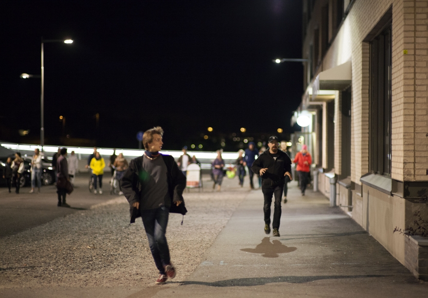 Спектакль «Охота» — квинтэссенция заветов смотра: зрители превращаются в участников действия и выходят на улицы города.