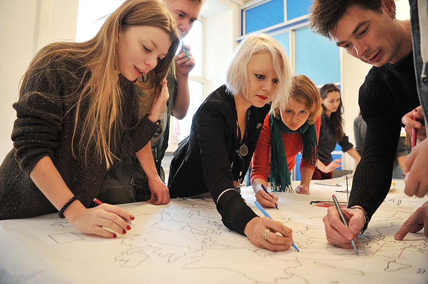 Для спектакля «В гостях. Европа» помочь в поисках квартир в центре просили петербуржцев