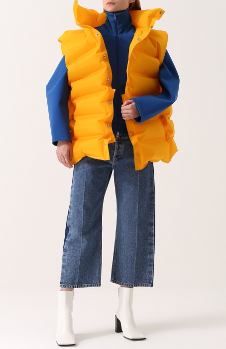 Жилет Balenciaga, 64 250 рублей (вместо 128 500 рублей)