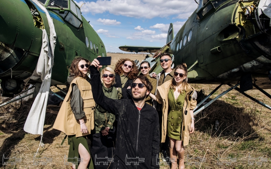 Слева направо, сверху вниз: На Зое: платье Marni, жилет Balenciaga. На Юлии: парка Theory, брюки Balenciaga. На Артеме: рубашка и брюки Stone Island