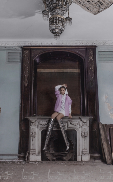 Худи Acne Studios,сорочка и ботфорты Balenciaga (все — ДЛТ)