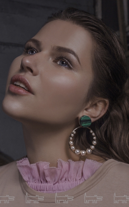 Серьги Anton Heunis, платье Alexander McQueen, футболка No.21 (все — ДЛТ)