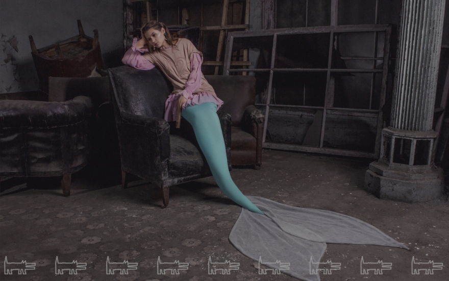 Серьги Anton Heunis, платье Alexander McQueen, свитер Helmut Lang, футболка No.21 (все — ДЛТ)