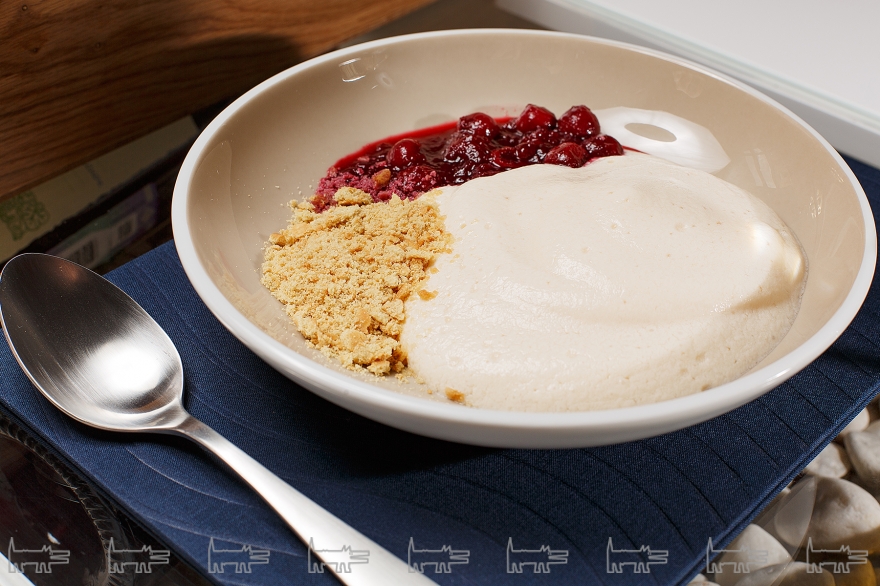 Мусс из ряженки, компот из вишни, печенье из топленом молока