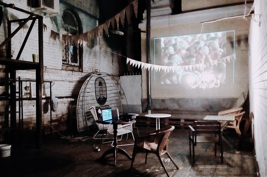 Пятница, 16 июня Киноночи в «Циферблате» переезжают на летнюю веранду, где сегодня ждут фанатов независимых печальных комедий в духе раннего Кевина