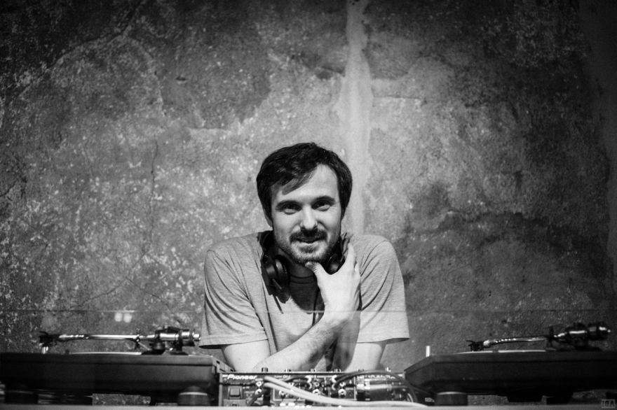 Суббота, 15 июля Диджей Саша Протон — супер диггер и знатный коллекционер из Самары. На протяжении последних десяти лет занимается промоутерской