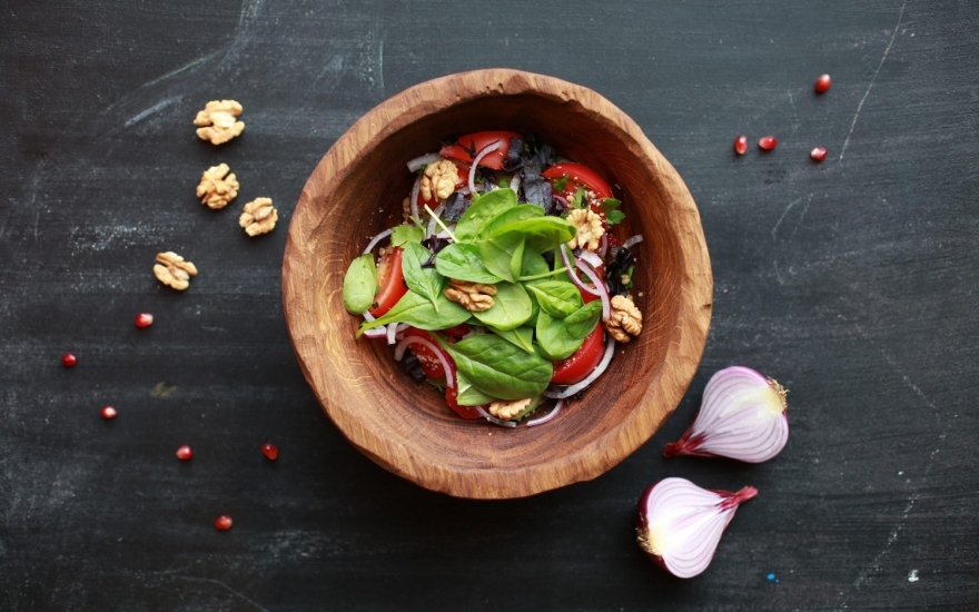 Салат «Чеми» со сладкими помидорами, огурцами, грецкими орехами и зеленью, заправленный кахетинским маслом, 340 руб.