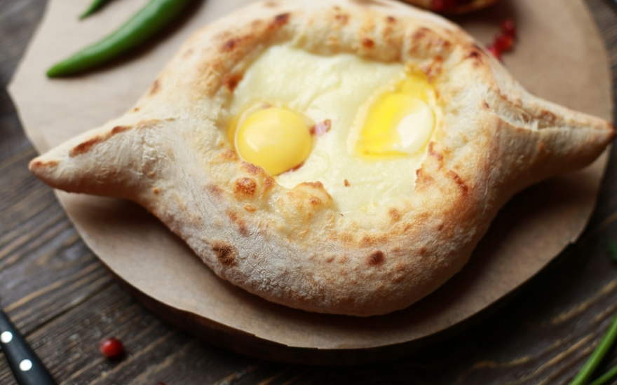 Аджарули, хачапури в форме лодочки с сыром и яйцом, 450 руб.