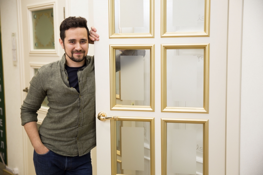 Стекла дверей также могут быть оформлены стразами, фацетами, фьюзинговыми элементами, марбалсами.