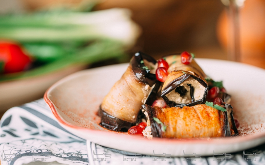 Рулеты, фаршированные соусом из грецких орехов, с грузинской приправой и зернами граната, 390 руб.