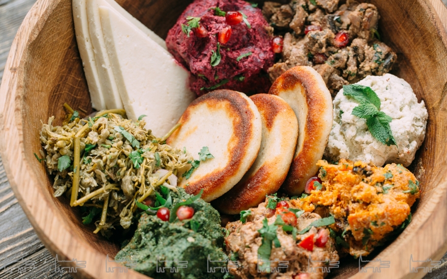 Ассорти из грузинских закусок в традиционной посуде Гоби Диди: шпинат, свёкла, кучмачи, баклажан, тыква, надуги, сулугуни, мчади, 1400 руб.