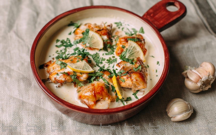 Шкмерули, обжаренные кусочки курицы в сливочно-чесночном соусе, 520 руб.
