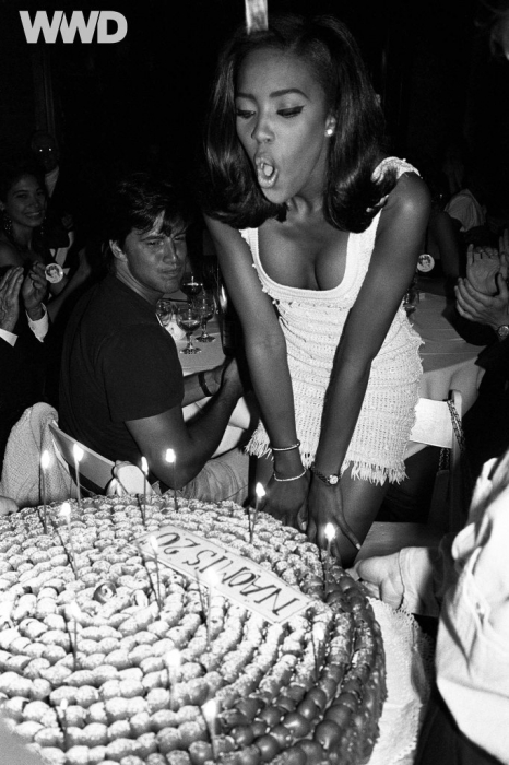 Наоми Кэмпбелл задувает свечи на торте в честь своего двадцатилетия, 1990 год