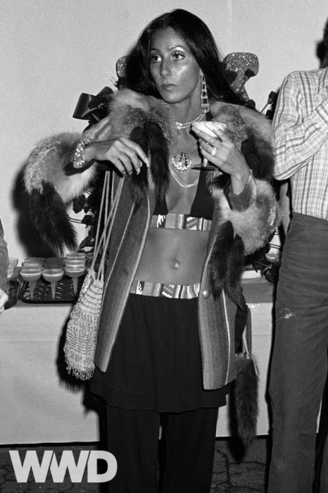 Шер в меховом пальто и черном бра на бэкстейдже The Rocky Horror Show в Лос-Анджелесе, 1974 год