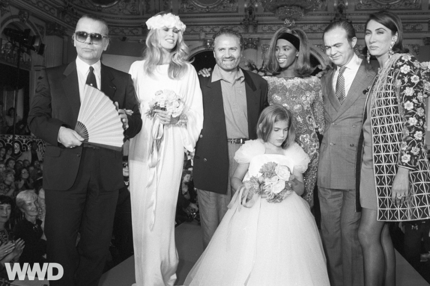 Карл Лагерфельд, Кристиан Лакруа, Джанни Версаче с моделями Клаудией Шиффер и Наоми Кэмпбелл на показе в Нью-Йорке, 1990 год
