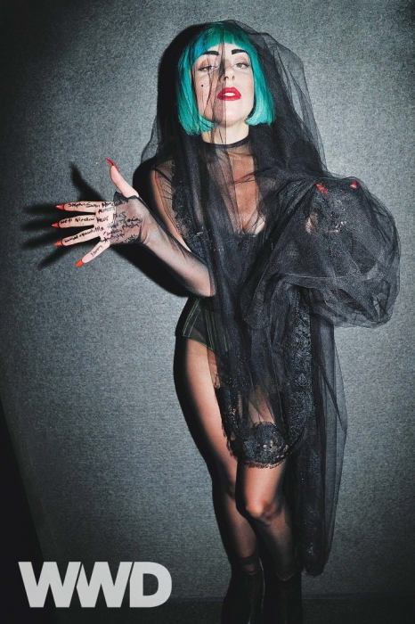 Леди Гага получает награду в категории «Модная икона» и комбинезоне Thierry Mugler на премии CFDA, 2011 год