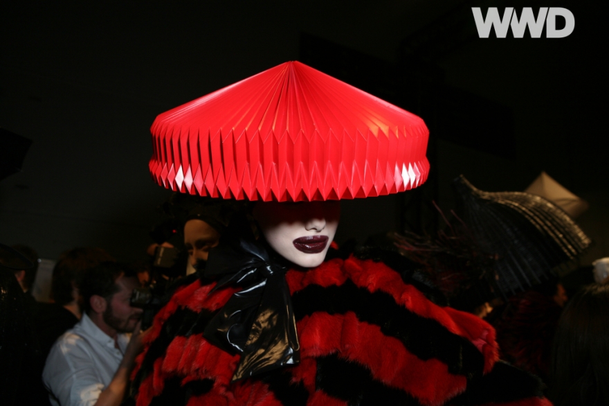 Бэкстейдж шоу Alexander McQueen осень-зима 2009