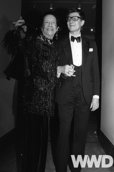 Диана Вриланд в Yves Saint Laurent и Ив Сен Лоран на выставке в Метрополитен-музее, 1983 год