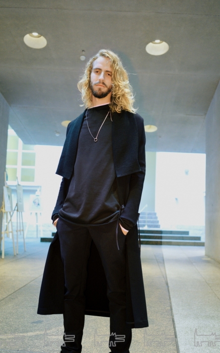 На Сергее Захарове: пальто, джемпер, брюки и цепочка с кулоном Ianis Chamalidy (Ianis Chamalidy)