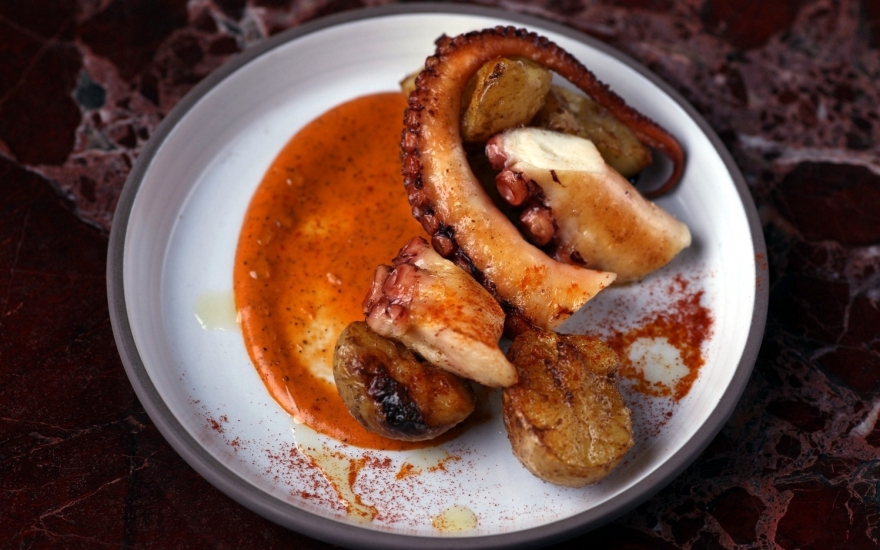 Осьминог, картофель и ромеско