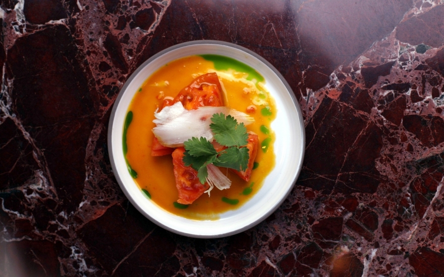 Томаты и сальса-чили