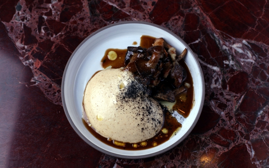 Грибы с кремом из топинамбура