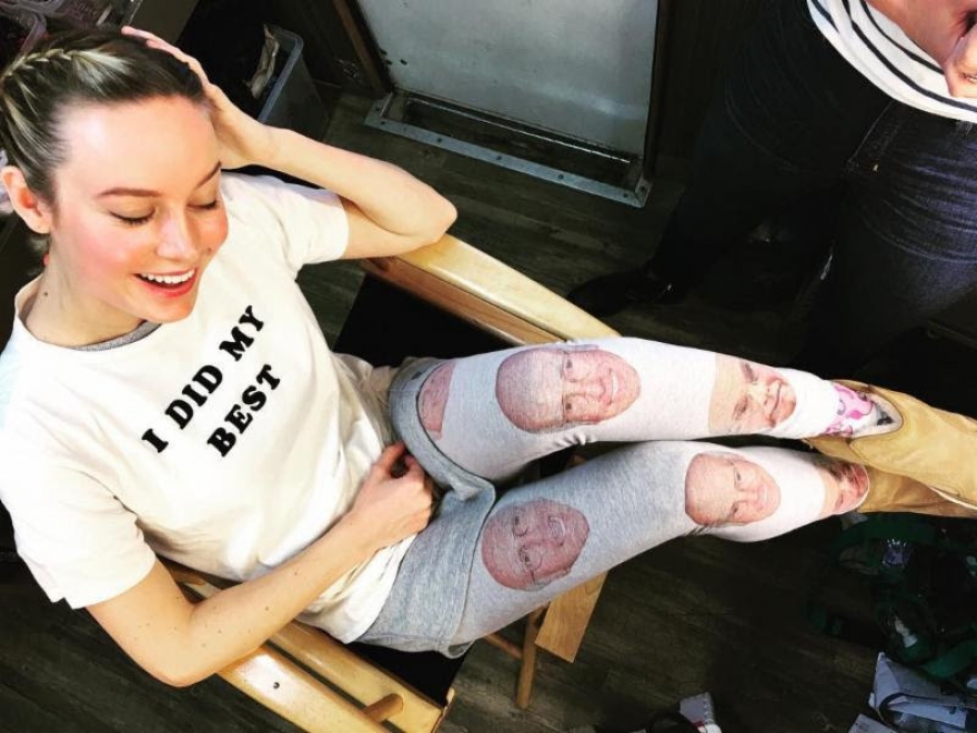 Бри Ларсон в леггинсах с лицом комика Бри Ларсена