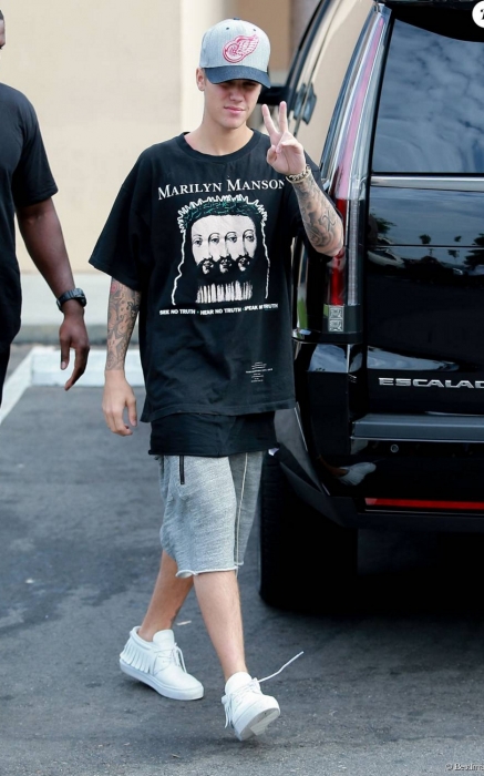 Джистин Бибер в футболке Marilin Manson