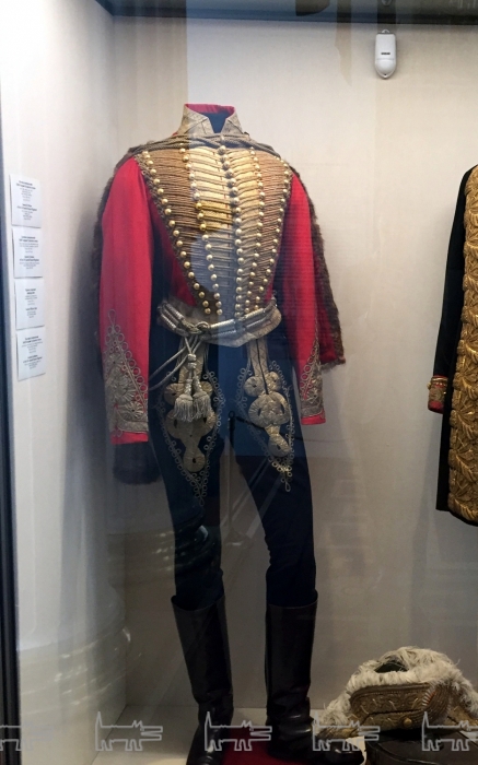 Гусарский мундир и придворный мундир камергера