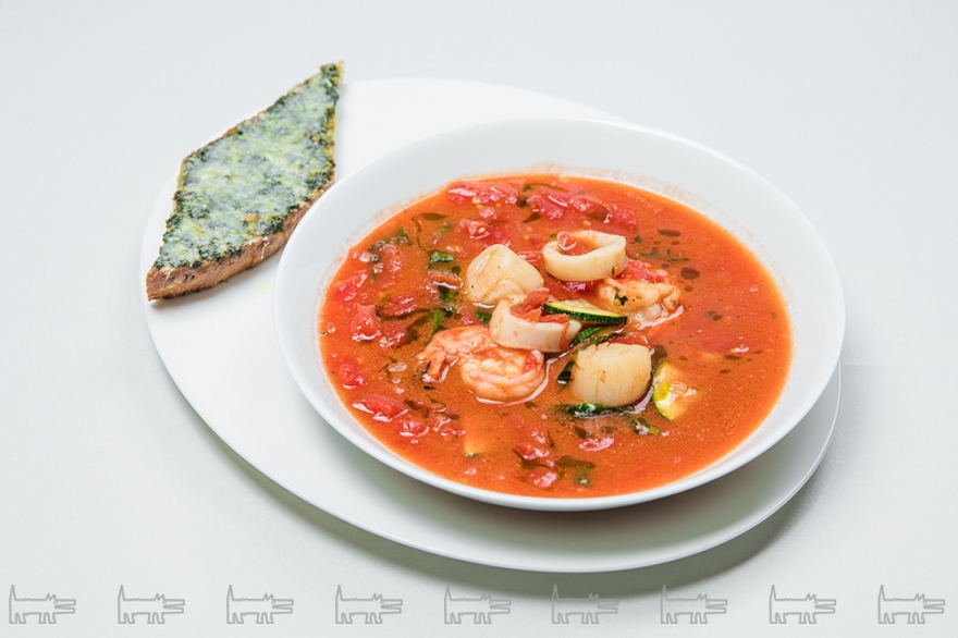 Пилати аль ПешеПикантный томатный суп с дарами моря и свежим базиликом.Сервируется хрустящим хлебцем и соусом песто.