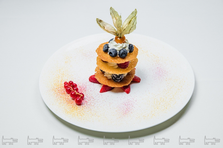 Ягодный мильфей Палитра свежих ягод со сливочным кремом маскарпоне, с хрустящими медовыми чипсами.