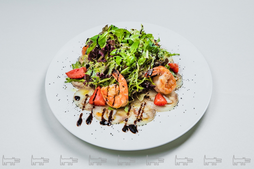 КоролевскийФирменное карпаччо из дорадо и копченого угря.Подается с жареными креветками, листьями салата и свежей клубникой.