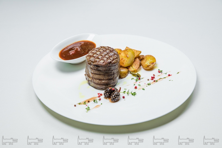 Турнедо ФорестФиле мраморной говядины, маринованное с можжевельником и жаренное на масле.Сервируется бейби-картофелем и соусом шатобриан с сосновыми