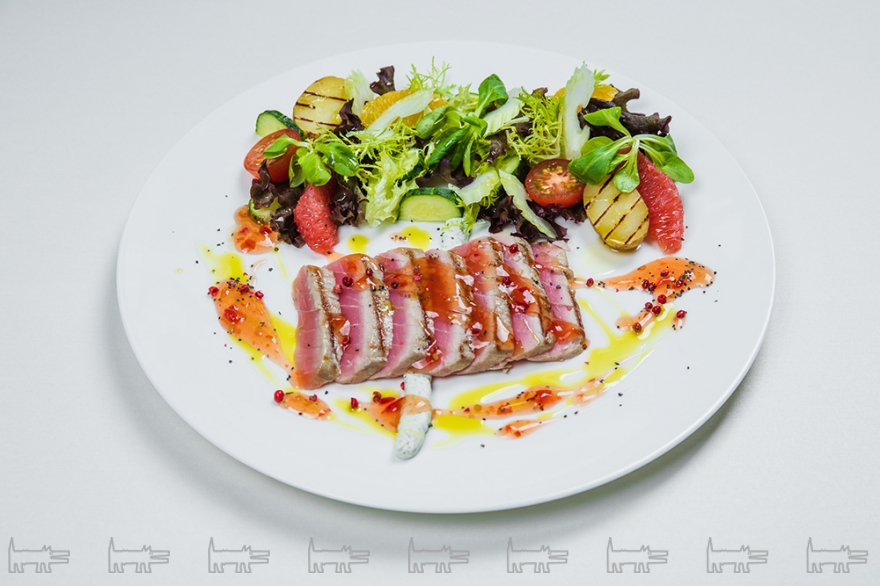 НисуазЛомтики тунца гриль на сливочном креме с пряными травами.Подаются с салатом из цитрусовых и овощей, тайским соусом и маслом из петрушки.