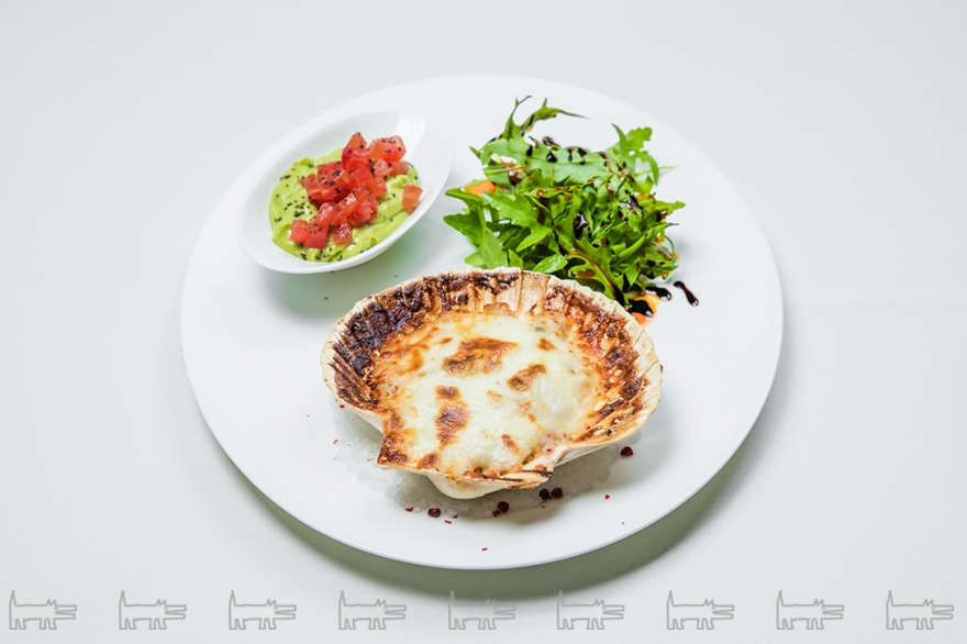 Краб-раклетМясо камчатского краба, запеченное с базиликовым соусом под белоснежной моцареллой.Подается с корн-салатом и нежным муссом из авокадо.