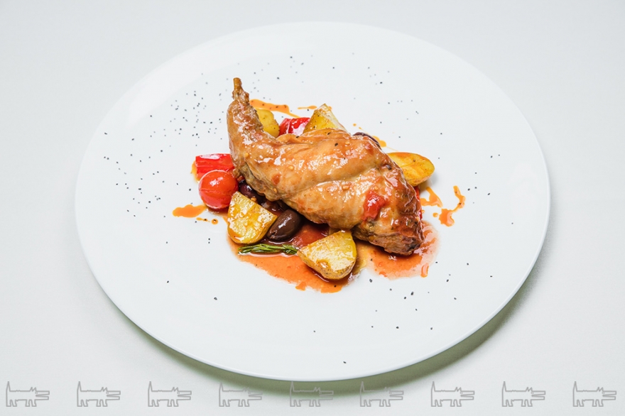 Кролик по-бретонскиНожка молодого кролика, приготовленная в традиционном бретонском стиле с ароматнымитравами. Сервируется картофелем по-парижски