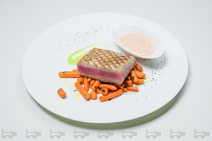 Тунец Стейк из тунца, жаренный на гриле, с томленым морковным рагуи сливочным соусом чили.